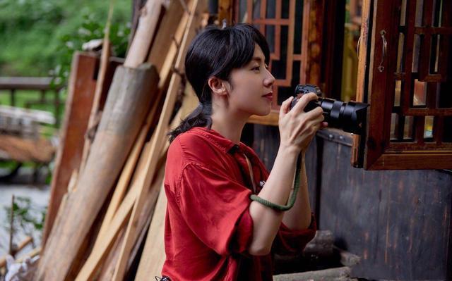 电影工厂：孙莉生完三胎还被称为辣妈？穿搭可优雅可甜美，难怪黄磊死心塌地