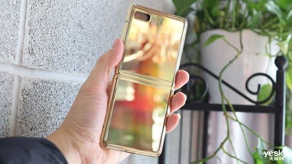 [环球网]两代折叠屏手机 三星Galaxy Z Flip与Galaxy Fold选谁？