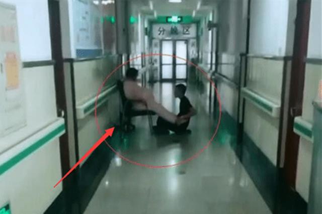 「超级宝妈」产妇“开十指”有点慢，丈夫的举动令人动容，网友：没嫁错