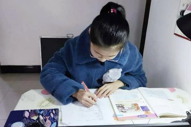 「超级宝妈」看到满地的奖状和证书，再看女孩的工作和收入，网友：我酸了