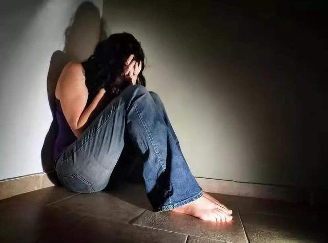 『超级宝妈』女人的脆弱时刻，产后抑郁症：孩子出生了，我却想死了