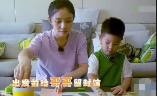 【你的育儿经】面对孩子哭闹，胡可的育儿理念值得借鉴，培养高情商宝宝