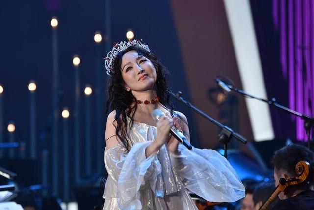 苞米地蒙面侠|萨顶顶“真人”长啥样？卸妆后“神婆变玉女”，网友：早这样多好