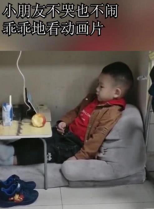 【超级宝妈】“超老实宝宝”走红，陪妈妈上班不哭不闹，懂事得让人心疼