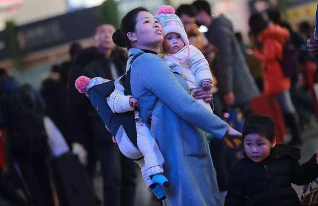 你的育儿经|家庭的幸福指数有多高?从出门谁抱娃就能看出来,一看一个准