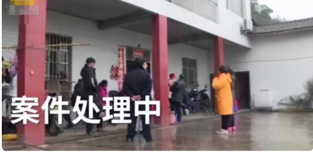 小男孩子年龄不大却脏话连篇，遭到邻居暴打，要替父母教训她