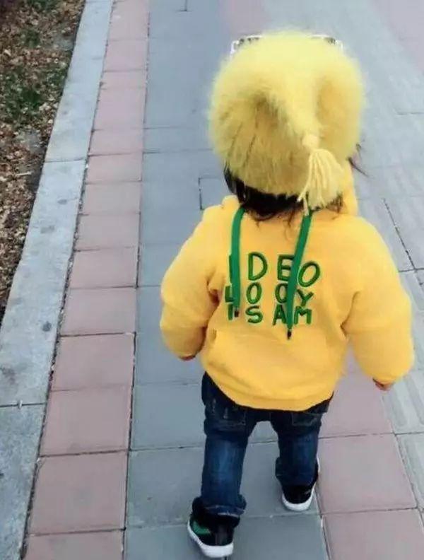 你的育儿经■爸爸故意给女儿穿反衣服，妈妈正准备斥责，看到正面，笑喷了