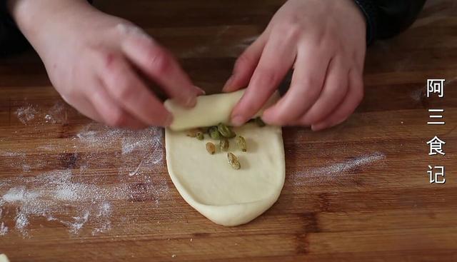 面粉里加2个鸡蛋，学会这样做，柔软拉丝，太香了，出锅瞬间抢光