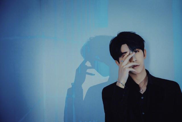 蔡徐坤身着黑色西装 帅气十足|环球网