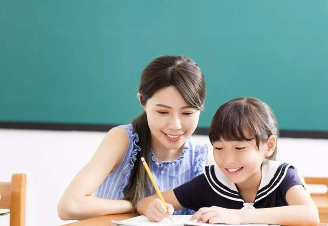[你的育儿经]宝妈带3岁小孩出门玩，孩子随地大小便，却是奶奶教的？
