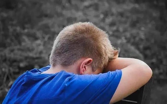 「暖先生格调」这6个迹象,说明你正在养育一个自卑的孩子