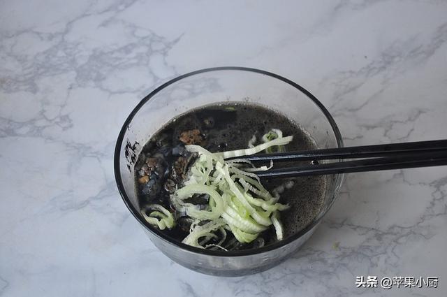 三个鸡蛋一段葱，蒸的小海鲜味道真不错，好吃不好看，真挺鲜的