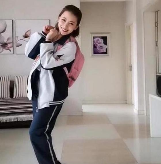 [你的育儿经]40岁妈妈待家里等复工，无聊时穿女儿校服，爸爸：给你再买2套
