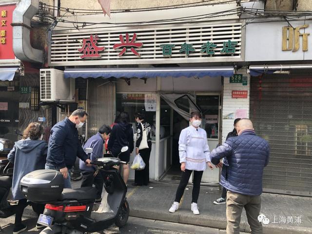 店里|手工汤圆受热捧，师傅说“每天包十一个小时，手都快抽筋了！”