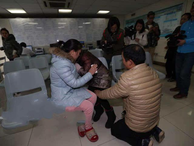 【超级宝妈】女子月子里不堪丈夫冷漠对待，跳河轻生，丈夫发现后，跪地道歉