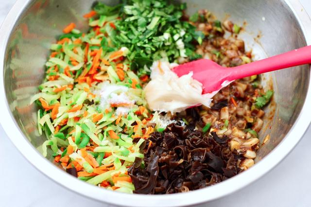 自己做包子没有外面卖得好吃，小厨教你萝卜鱿鱼馅，鲜美又营养