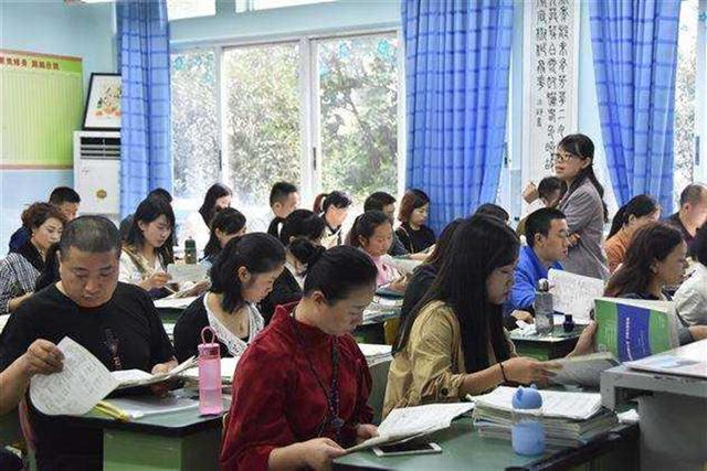 最爱笑的人|接娃放学的“睡衣妈妈”们，方便了自己，却伤害了孩子的自尊