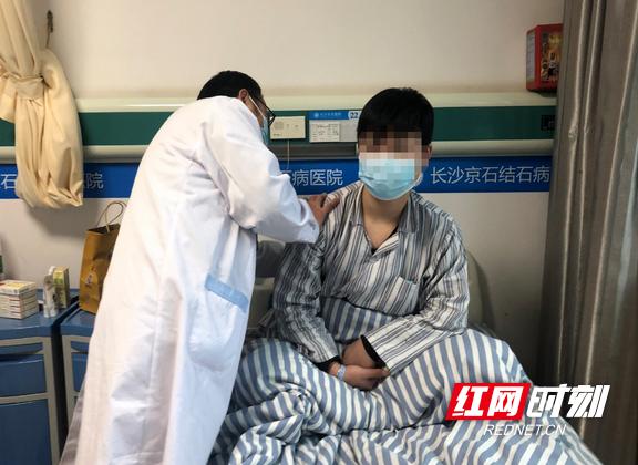 结石|男子每天碳酸饮料代替水，半夜突发腰痛就诊却发现结石危机