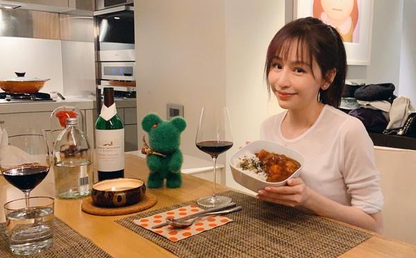 「中国青年网」王心凌罕见公开住宅 悉心传授做菜秘籍不藏私