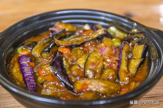 鱼香茄子煲，软烂入味，汤汁拌饭超下饭，开胃美食家常菜，超简单