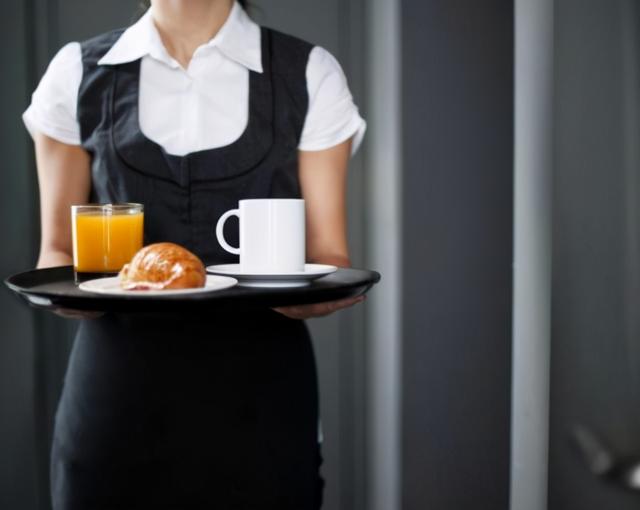 6岁女儿在家给保姆带，画了两张图，父母回家看到决定报警