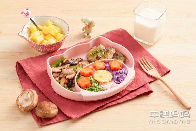 栀蓝：娃多大吃“大人饭”？一餐吃多少？3张图搞清楚