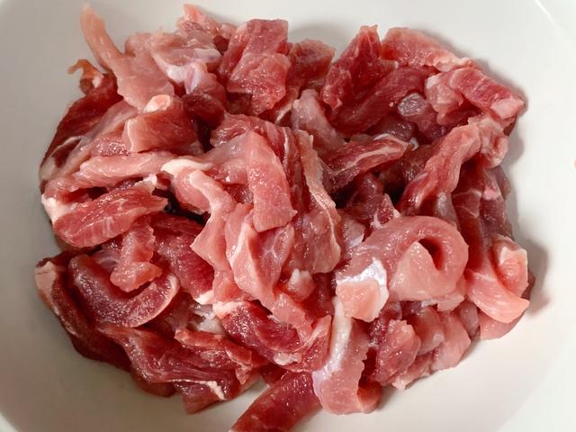 简单的家常菜，香菇炒肉丝，鲜香爽滑又下饭，回家10分钟就吃饭