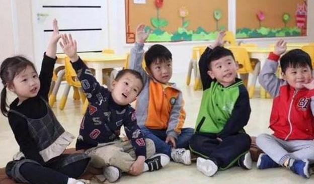 超级宝妈|老师发来幼儿园午睡照片，宝妈看后怒火心中烧：老师给个说法