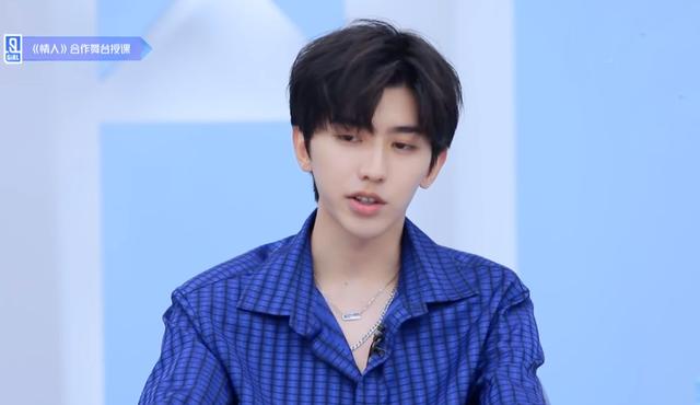 青你2合作舞台Ella感动全场,蔡徐坤汪苏泷圈粉,Jony J像个观众|资讯早知道