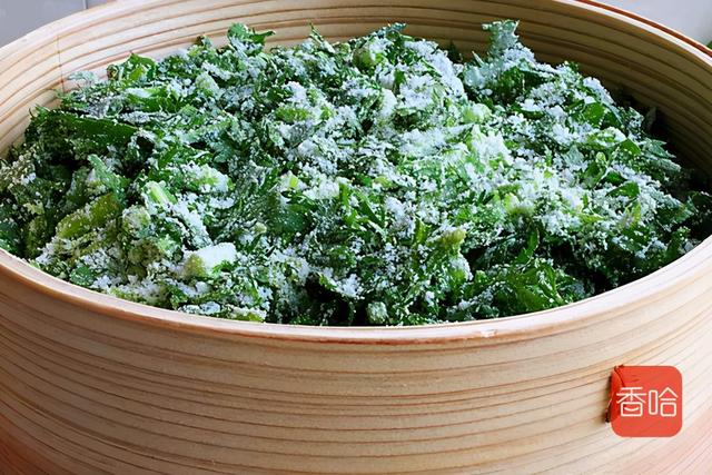 大厨分享清蒸茼蒿的技巧，清脆碧绿不变色，不粘不坨不出水