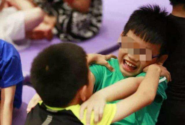 超级宝妈▲别太早送孩子去幼儿园，危害往往在娃上小学时爆发，父母还不知道