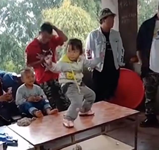 「超级宝妈」四岁小女孩的舞台表演令众人刮目相看，网友：以后必定是C位出道