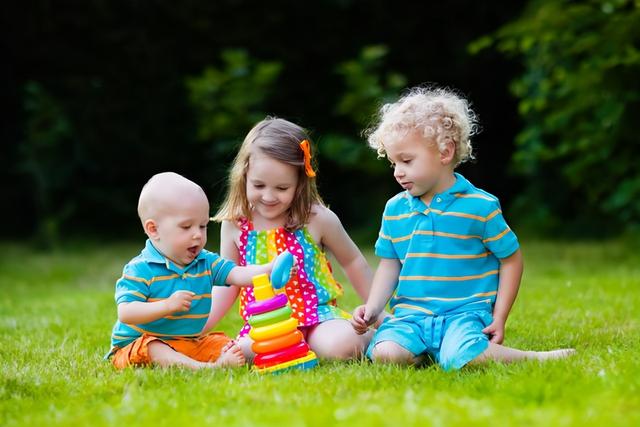 孩子胆小害羞不合群，可能与这5个因素有关，父母做引导很关键