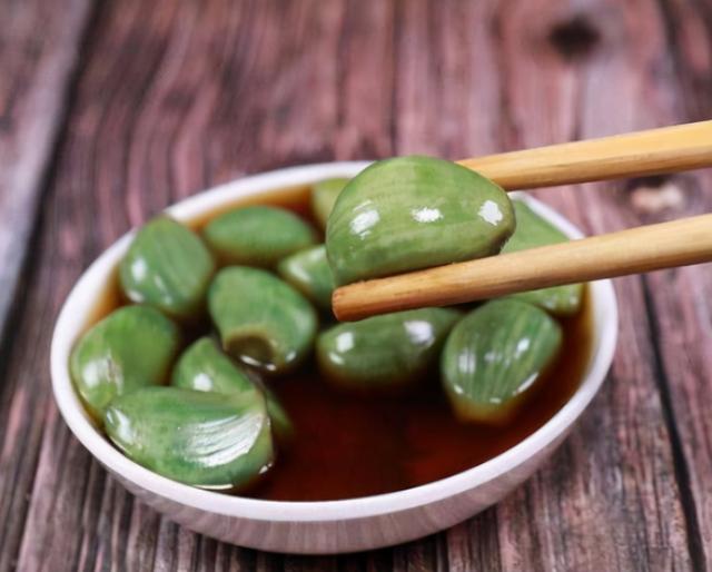 腌腊八蒜，别直接加醋泡！牢记4点，1天变绿，酸香脆爽，超简单