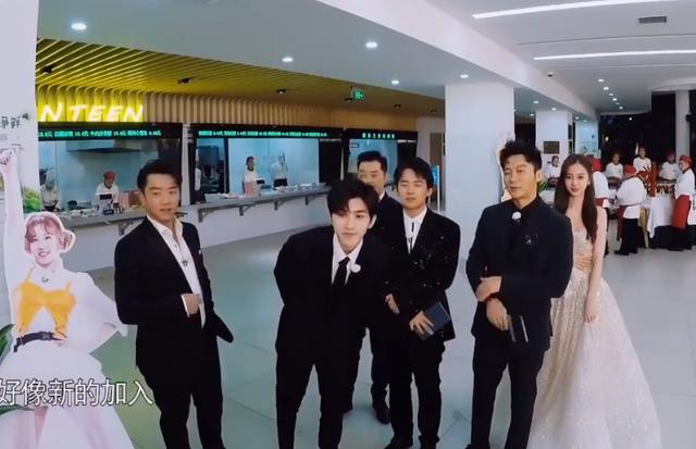 综艺审查有多严格？《跑男8》黄旭熙远程视频，全程都戴黑色帽子|影视交流地