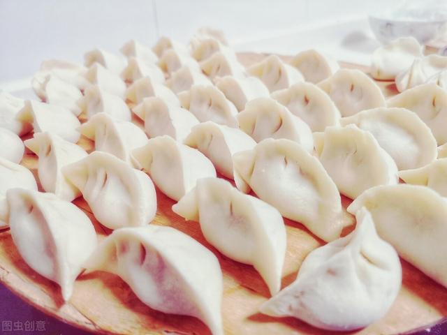 速冻饺子开水下锅，难怪不好吃，牢记4个技巧，饺子不破皮不露馅