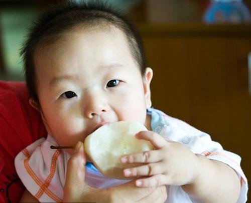 这些水果是“积食加速器”，影响孩子脾胃还不长个，你还在喂吗？