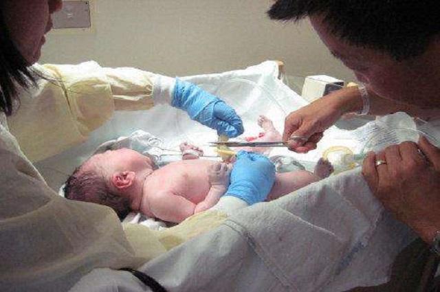 「超级宝妈」“花心宝宝”引关注,刚出生就摘下护士口罩,网友:孟婆汤掺水了