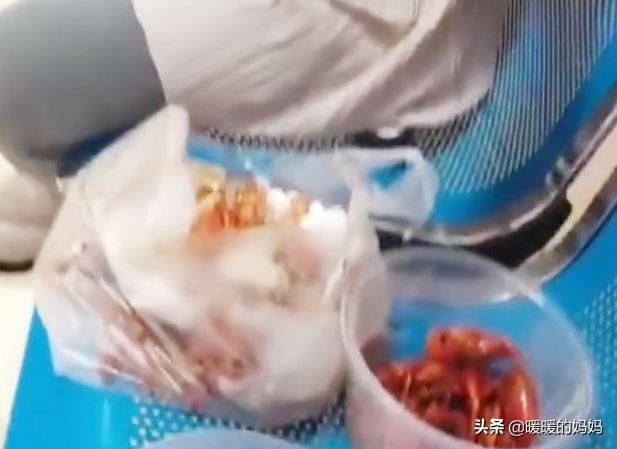 「超级宝妈」最“牛”产妇火了!产前强忍疼痛吃“小龙虾”,丈夫也是哭笑不得