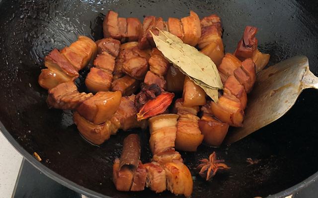 不起眼的红薯藤别扔掉，拿来炖红烧肉，口味独特，软烂入味很好吃