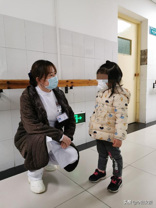 「你的育儿经」3岁女童学豌豆射手打僵尸,将“子弹”往鼻孔里塞!疫情期间,孩子的这些模仿动作可别小看