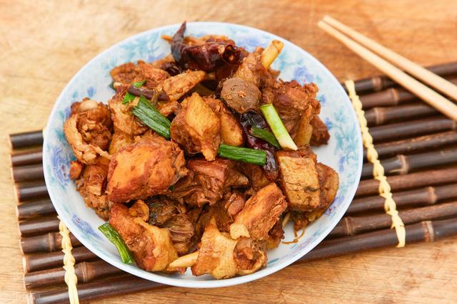 大厨透露：炒鸡肉时，别着急下锅，多做这2步，鲜嫩入味还不腥