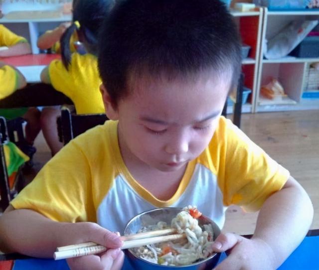 4岁男孩2个月换6家幼儿园，被“劝退”的原因，家长要反思