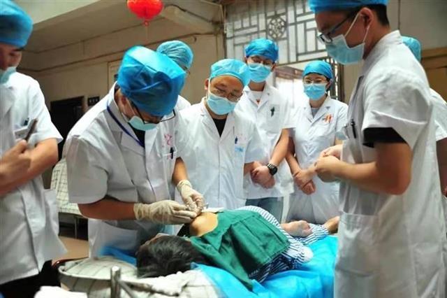 中医博士挂职引发“针刀效应”