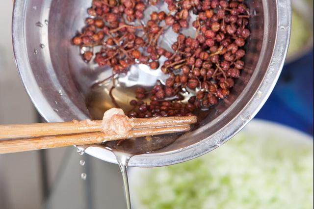 调肉馅时，有人先加水，有人先放油，分享正确方法，肉馅鲜香入味