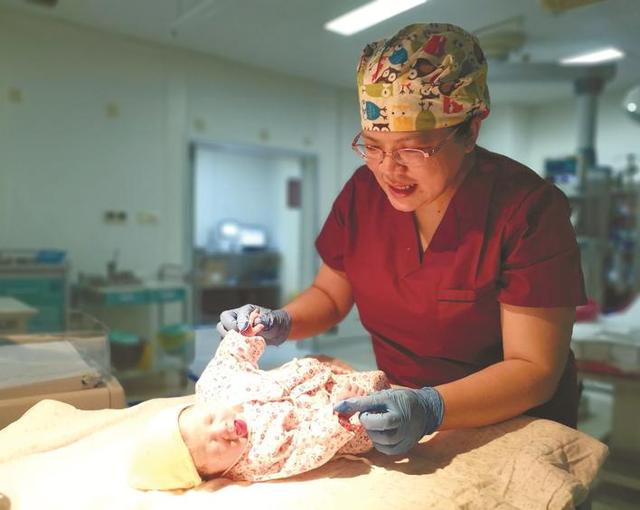 助产士|昨天是国际助产士节，她们坚守岗位护佑小生命