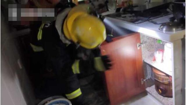 #超级宝妈#家中电器起火，6岁男孩淡定报警求救，消防员：自救技能给满分