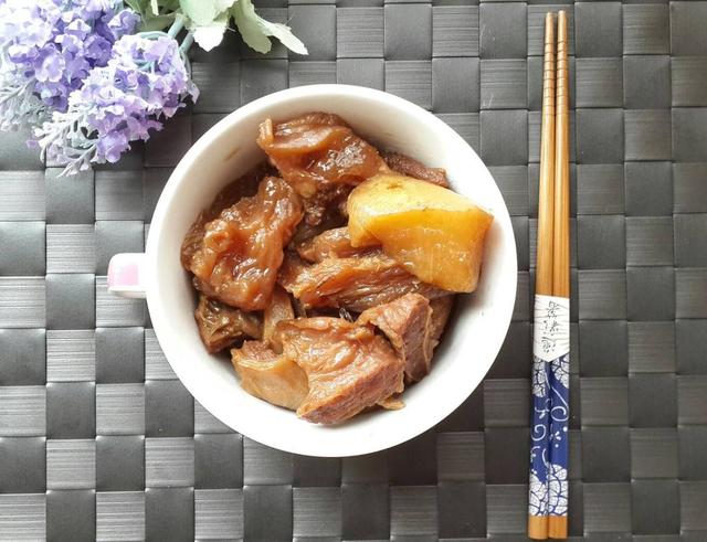 天冷就该吃炖菜，教你萝卜炖牛筋的秘制做法，营养美味又好吃解馋