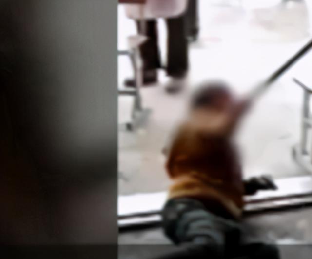 小男孩子年龄不大却脏话连篇，遭到邻居暴打，要替父母教训她