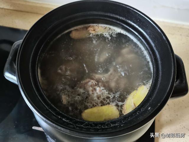 三九天，天气寒冷，排骨和它一起炖，汤汁鲜美，冬季吃正合适